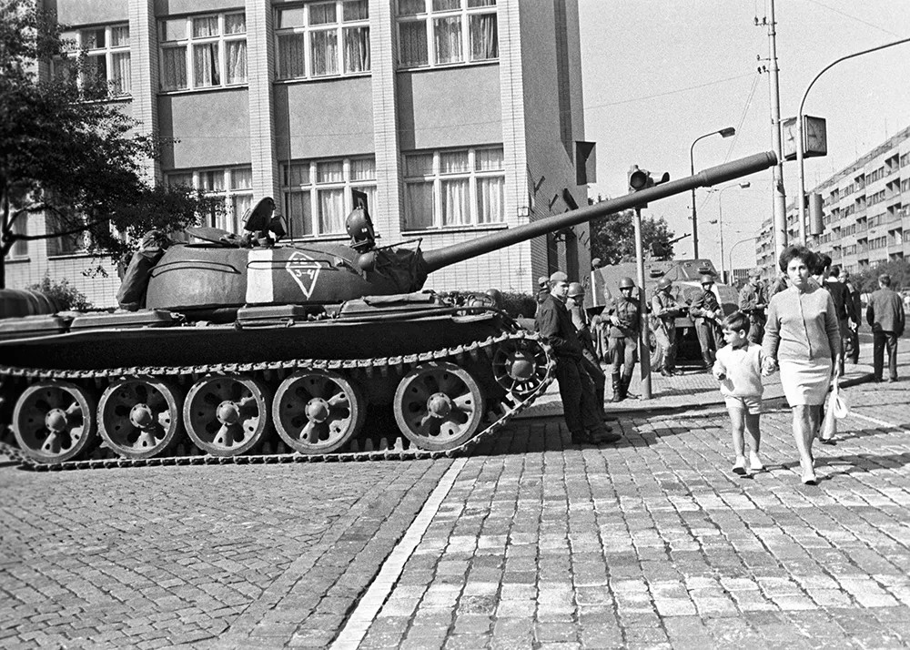 Советский танк на одной из улиц Праги в августе 1968 года. Фото: Юрий Арбамочкин / ТАСС