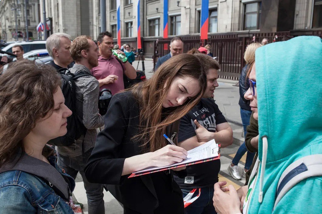 Активисты собирают подписи против законопроекта о реновации. Фото: Влад Докшин/ «Новая газета»