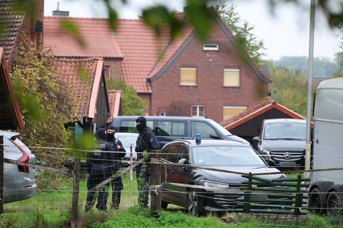 Сотрудники полиции у дома Аугуста Ханнинга. Фото: AP / TASS
