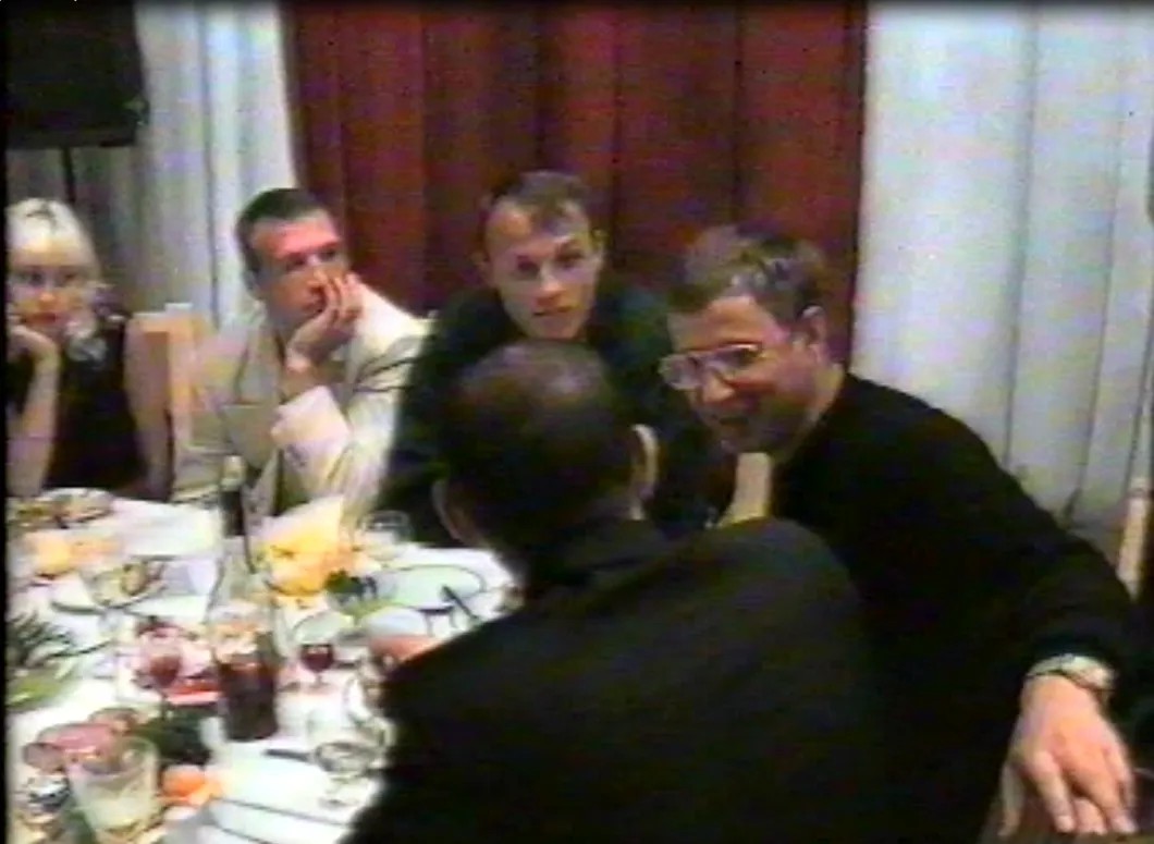 Сентябрь 1995 года. Слева направо: Дюпре, Буль, Цветомузыка. К нам затылком сидит Челентано (Исмайлов). Скрин видео из личного архива