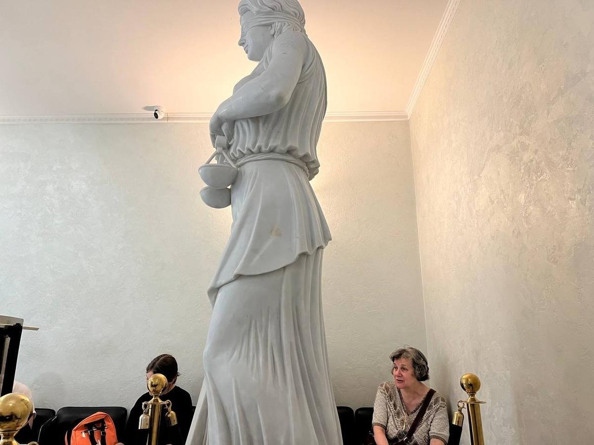 Елена Эфрос возле статуи Фемиды. Фото: Наталья Савоськина