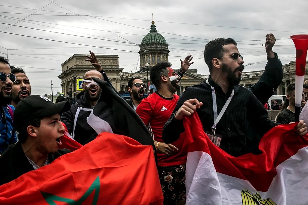 Египетские болельщики в центре Петербурга перед матчем. Фото: Влад Докшин / «Новая газета»