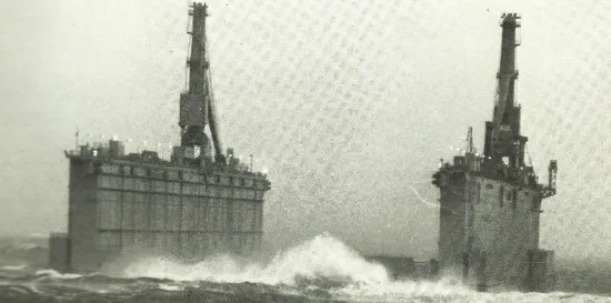 ПД-50 попал в сильнейший шторм во время доставки в СССР. Волны вынесли док на берег, где его ударило о скалы