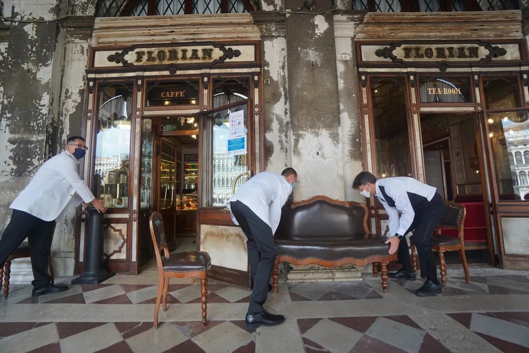 Официанты расставляют мебель возле кафе «Флориан» в Венеции. Фото: ЕРА