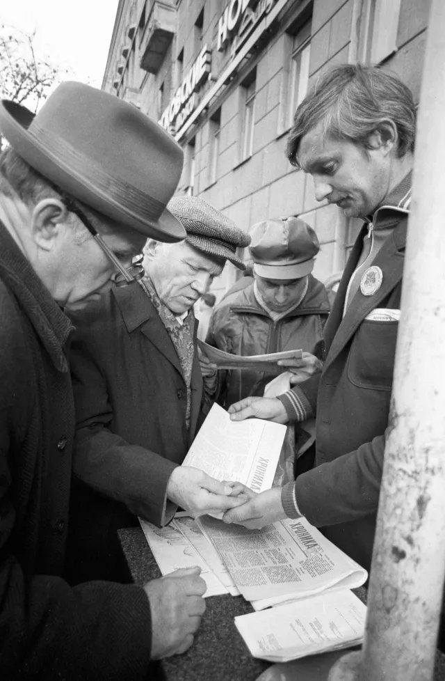Москвичи покупают самиздат. Фото: РИА Новости