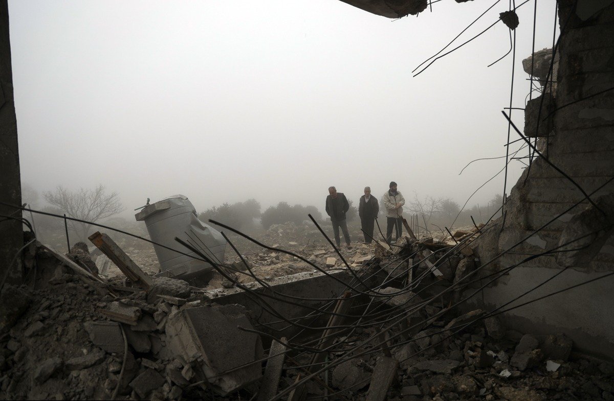 Сирия. Деревня Тальтета после бомбардировки. Фото: Omar Albam / Associated Press / East News