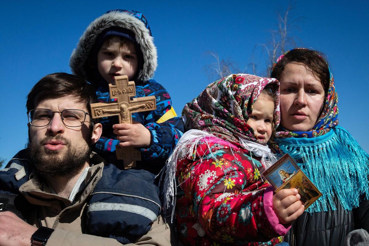 Верующие в Киево-Печерской лавре молятся против передачи монастыря государству. Фото: James Mcgill/SOPA Images via ZUM