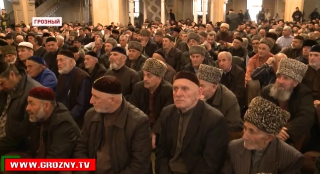 Экстренное собрание 24 чеченских вирдов. Кадр «Грозный ТВ»