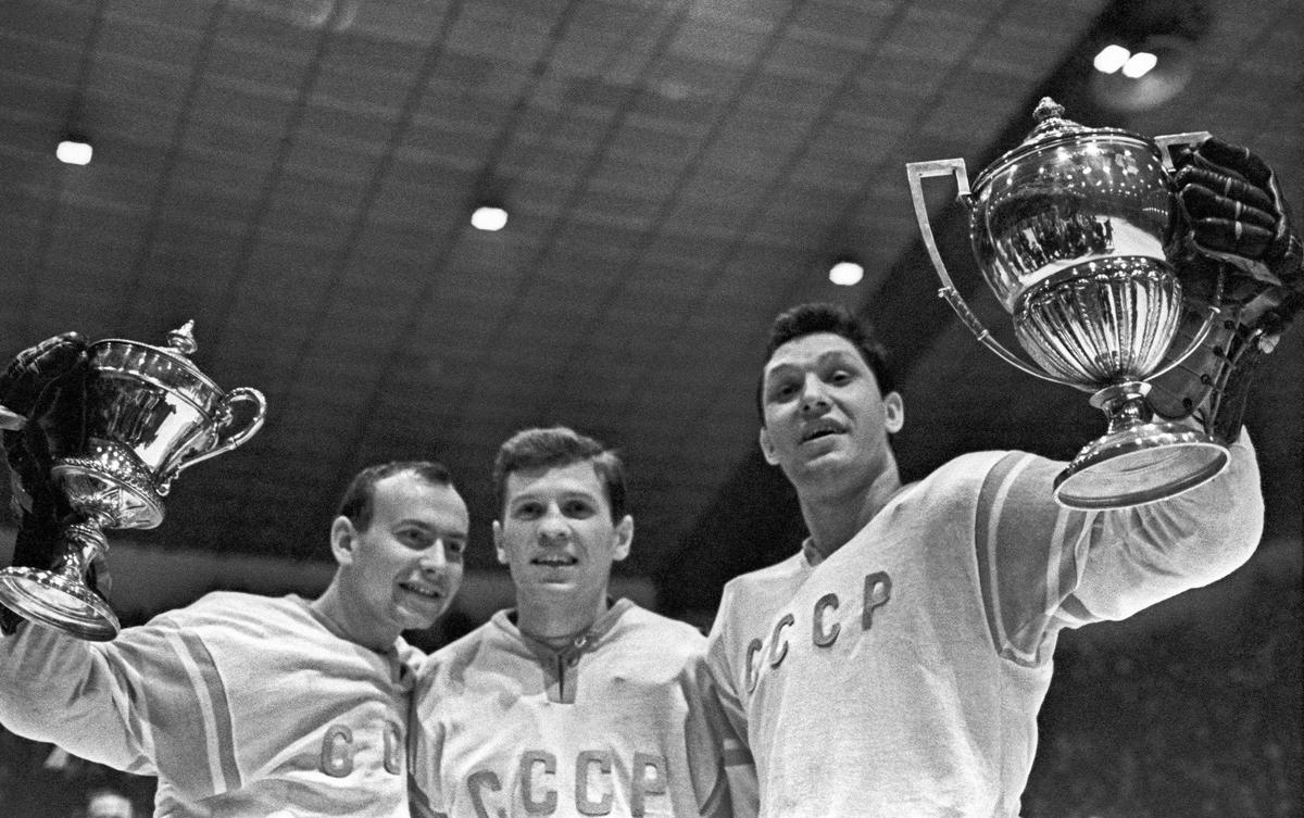 Чемпионат мира по хоккею в Тампере. 1965 год. Слева направо: Александр Альметов, Борис Майоров и Александр Рагулин с кубками чемпионов мира и Европы. Фото: Николй Науменков, Вячеслав Ун Да-син / Фотохроника ТАСС