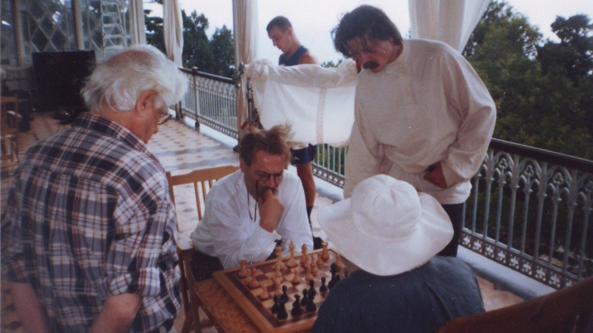 Толстой входит в палату Чехова — Чехов щупает пульс Толстого…