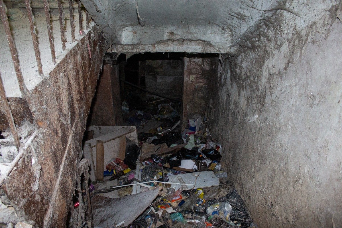 «Лестница вниз завалена мусором». Фото: Надежда Андреева / «Новая газета»