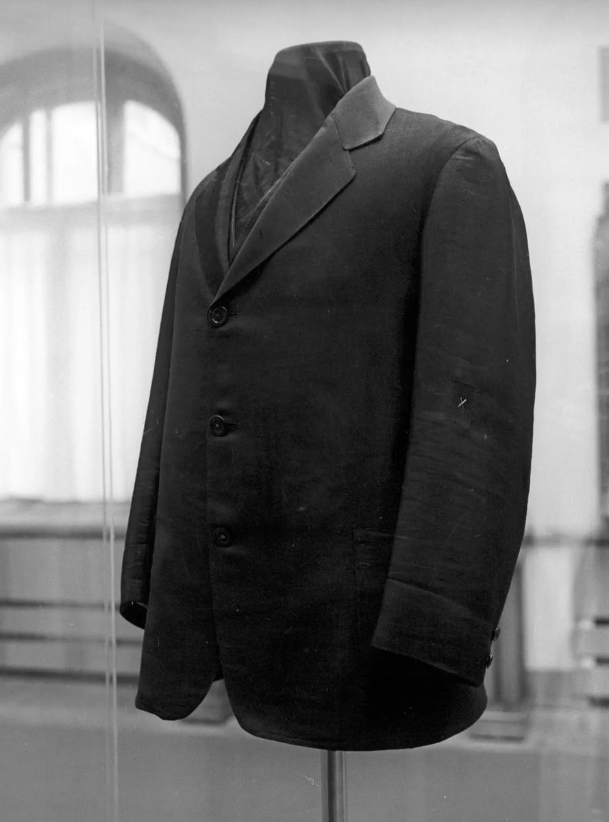 Пиджак, в который был одет В. И. Ленин в день покушения на него, совершенного эссеркой Ф. Каплан в октябре 1918 года. Фото: РИА Новости