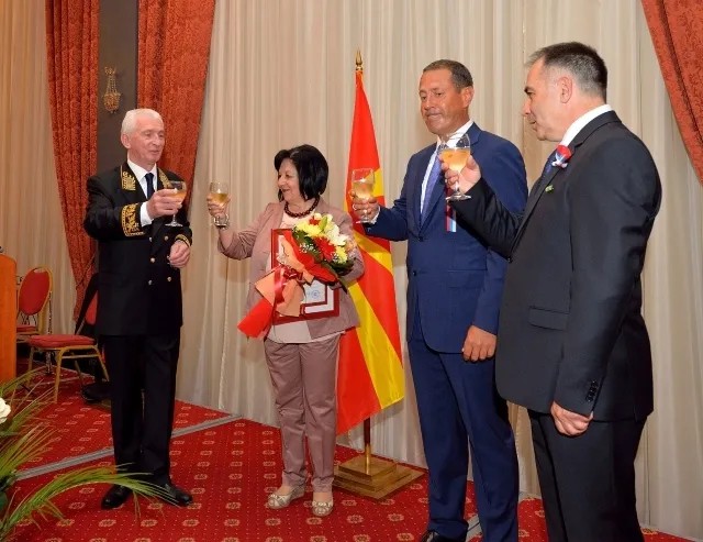 Посол Олег Щербак (слева) на торжественном мероприятии. Фото: посольство России в Македонии