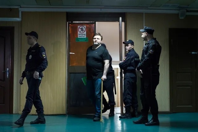 Никита Белых с конвойными в суде. Фото: Виктория Одиссонова / «Новая газета»
