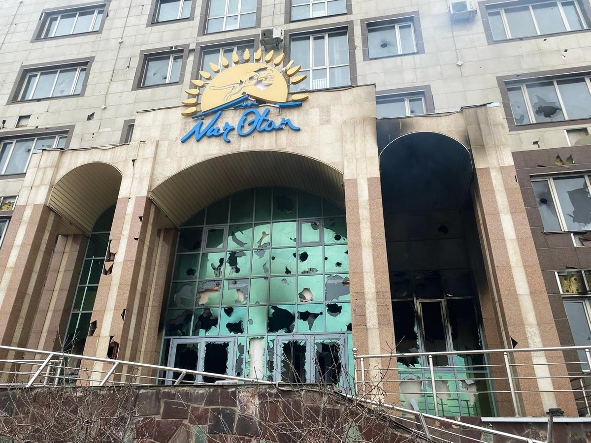 Разграбленный офис правящей партии Nur Otan, Алматы. Фото: РИА Новости