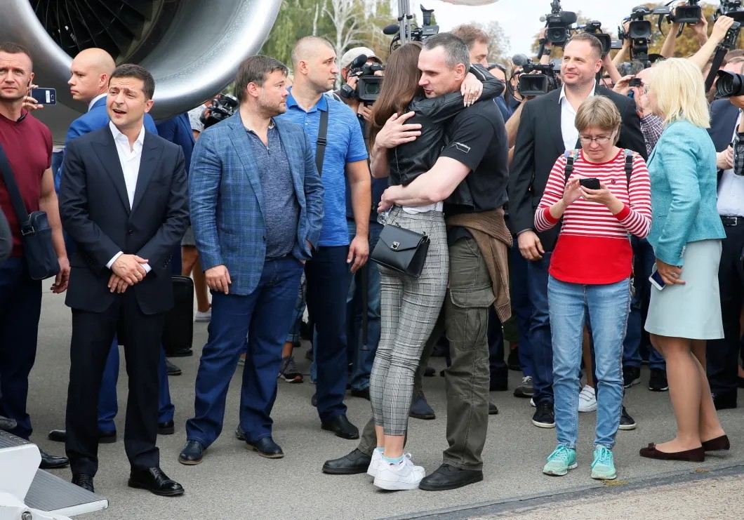 Президент Владимир Зеленский, режиссер Олег Сенцов обнимает дочь. Фото: REUTERS