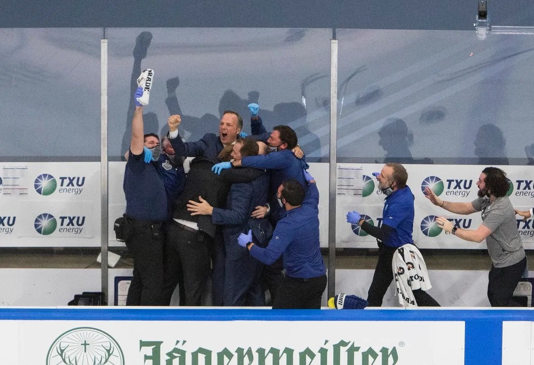 Главный тренер «Тампы» Джон Купер (в центре). Фото: The Canadian Press / PA Images