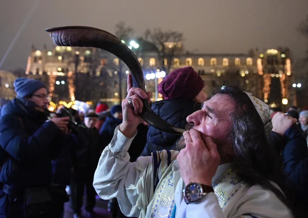 Верующий на церемонии зажжения первой ханукальной свечи на площади Революции в Москве, 2019 год. Фото: РИА Новости