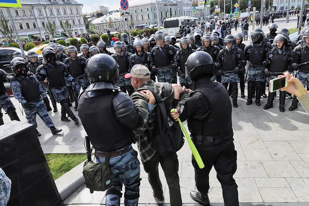 Задержание мужчины с бутафорской битой. Трубная площадь. Фото: Влад Докшин / «Новая»