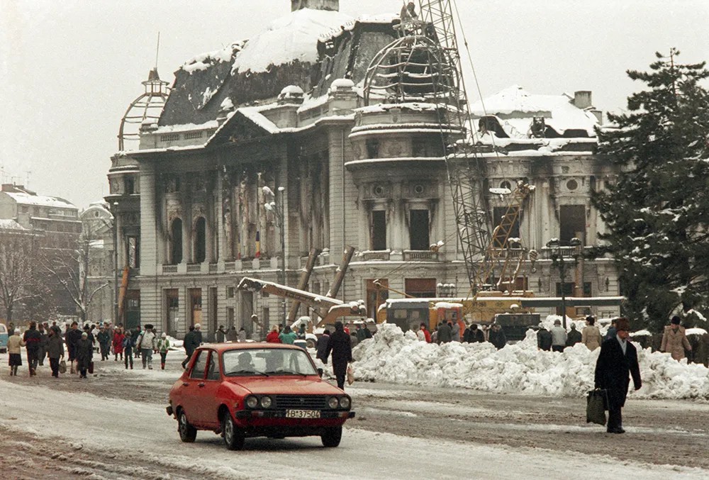 Бухарест. Декабрь 1989 г. Сгоревшее в ходе беспорядков здание университетской библиотеки. Фото: Владимир Завьялов / ТАСС
