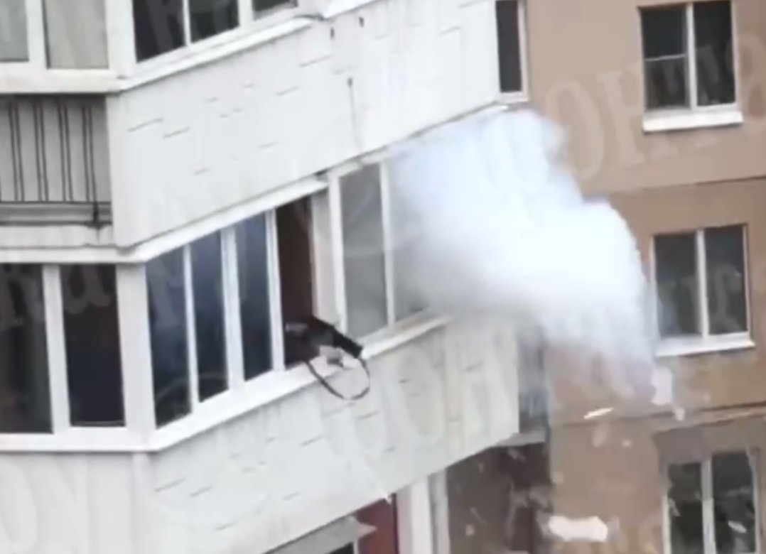СОБР начинает штурм — момент взрыва светошумовой гранаты на балконе Лечи Алханова, оперативник стреляет с соседнего балкона. Кадр видео: «Фонтанка»