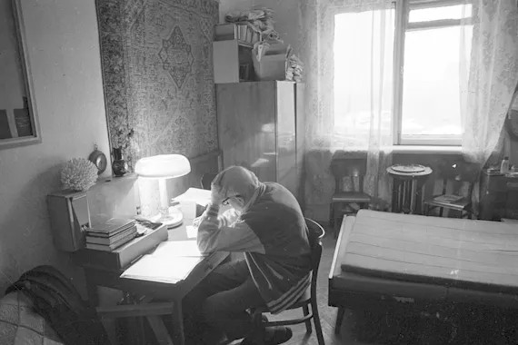 Академик Андрей Сахаров за рабочим столом