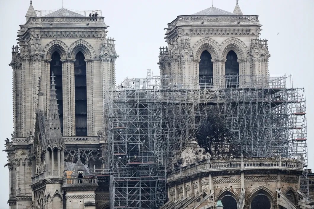 Каркас собора Парижской Богоматери устоял благодаря действиям пожарных. Фото: EPA