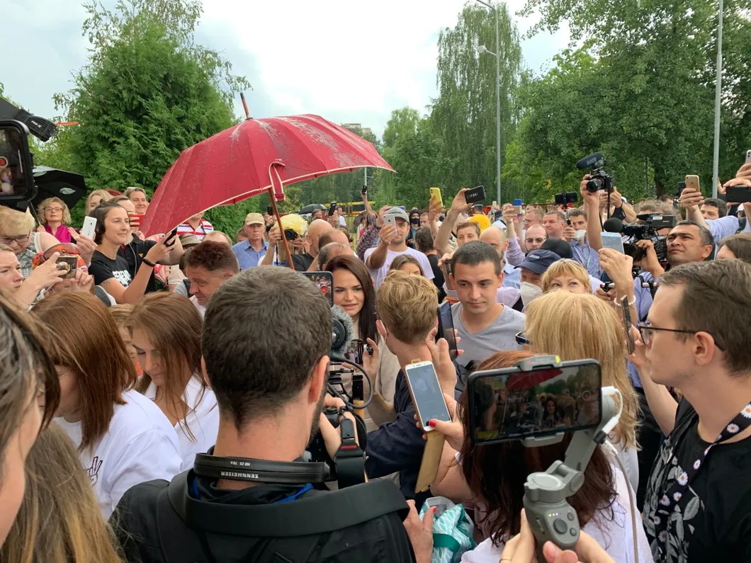 Появление Светланы Тихановской на участке для голосования. Фото: Илья Азар / «Новая газета»