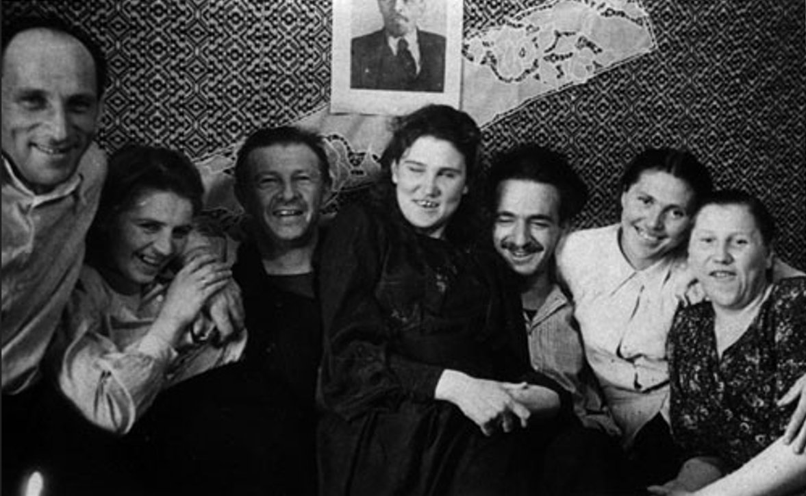 С.В. Ломинадзе (третий справа) с друзьями в квартире В.Руге, Ермаково, 1953 год. Фото: сборник «Стройка № 503»