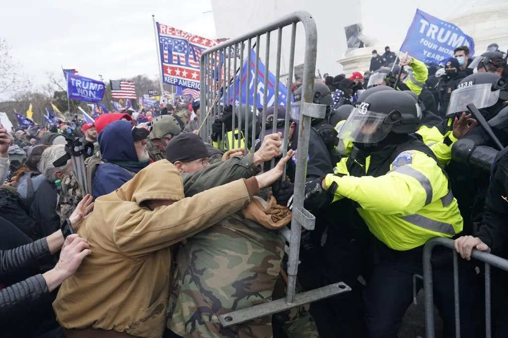 Сторонники Трампа сносят ограждение вокруг Капитолия. Фото: Getty Images