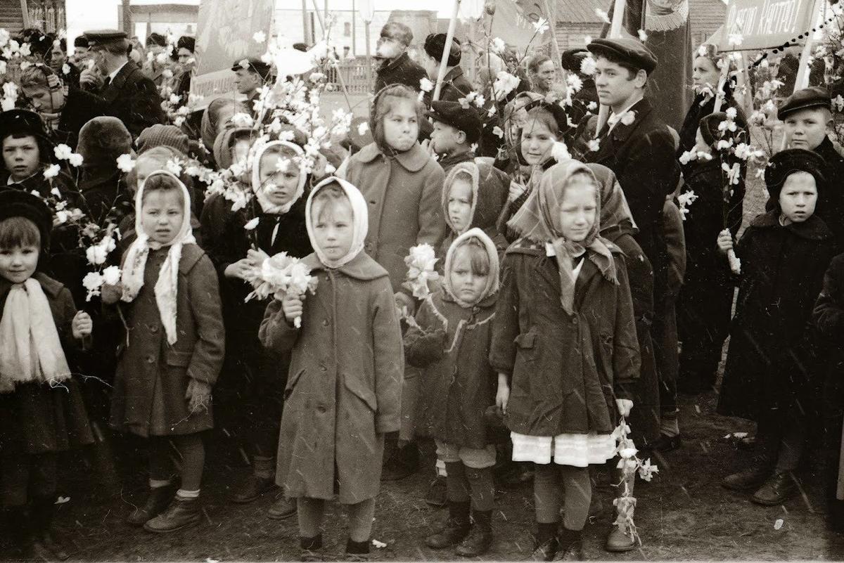 Первомай под снегом в Приангарье (Кежме), предположительно 1965 г. Фото: Иосиф Косолапов