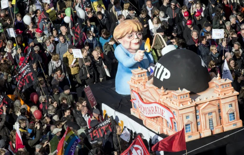 Акция протеста против подписания свободного торгового партнерства между ЕС и США. Германия. Фото: EPA