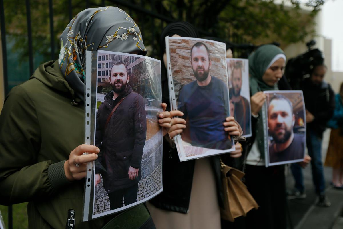 Протестующие с портретами Зелимхана Хангошвили. Фото: ЕРА