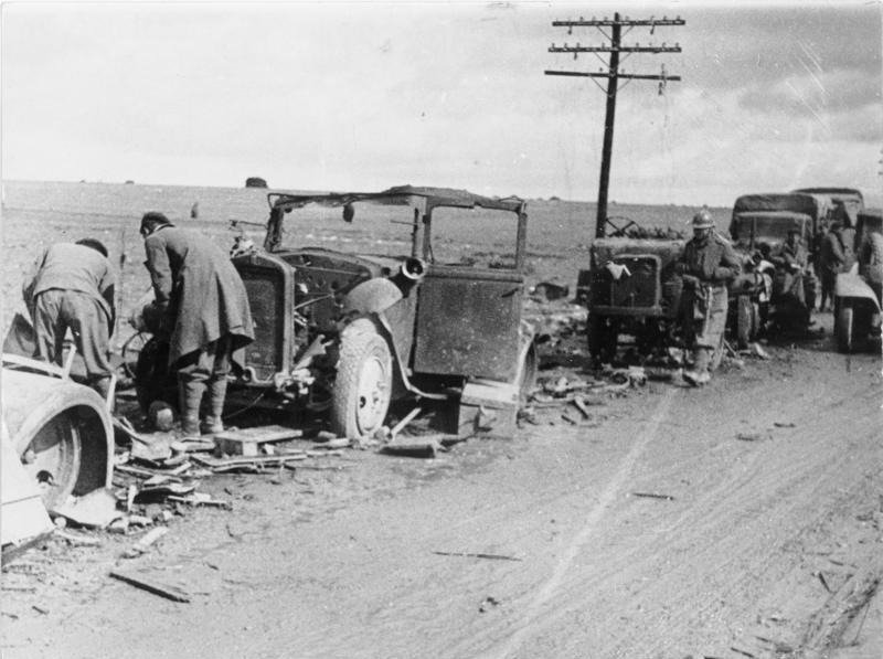 Разбитая итальянская техника под Гвадалахарой. 1937 год. Фото: википедия / Bundesarchiv