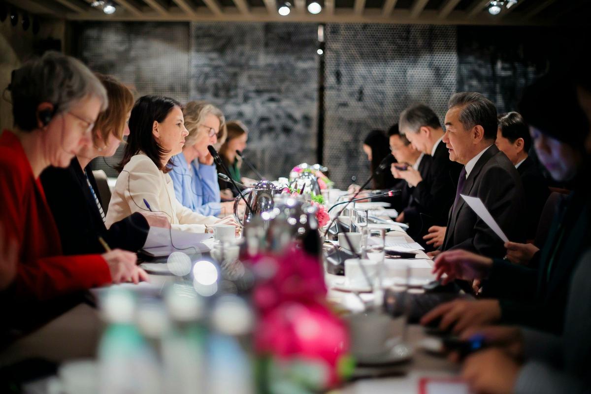 Министр иностранных дел Германии Анналена Бербок, министр иностранных дел Китая Ван И (справа) во время встречи на 60-й Мюнхенской конференции по безопасности. Фото: picture alliance / photothek