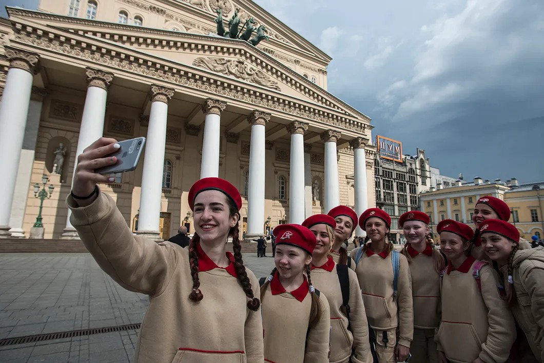 Курсантки женского кадетского класса фотографируются на фоне Большого Театра. Фото: Виталий Кавтарадзе/«Новая газета»