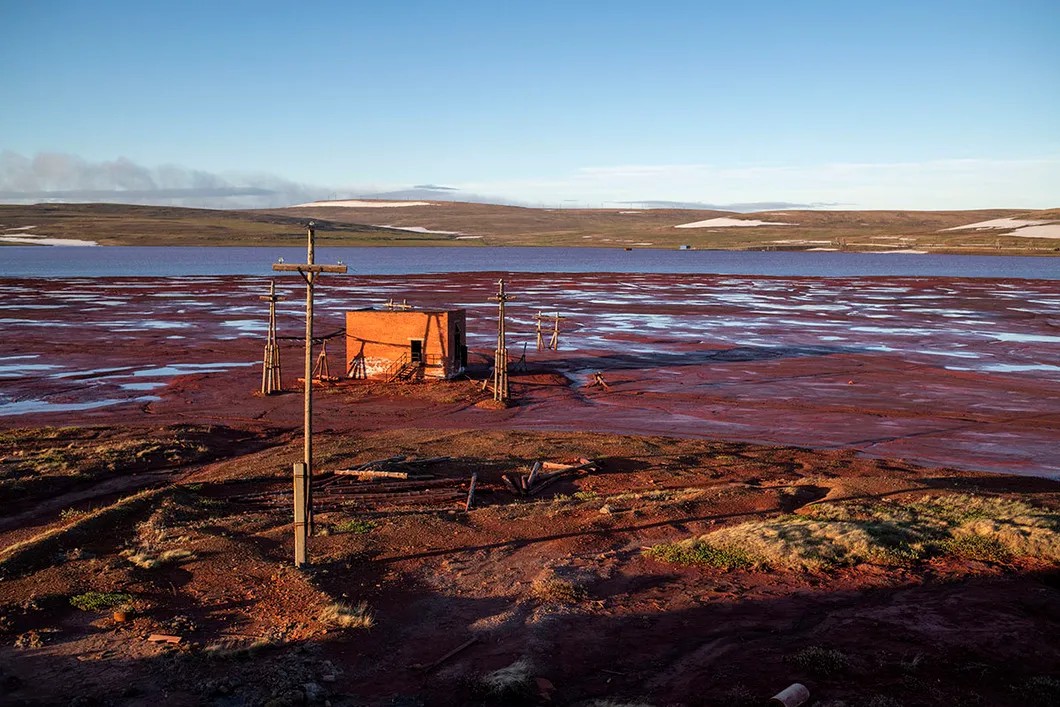 Red Lake. Nadezhda Metallurgical Plant tailings storage facility. Photo: Yuri Kozyrev, Novaya Gazeta