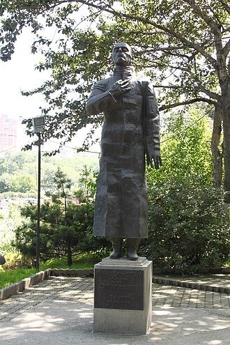 Памятник Осипу Мандельштаму во Владивостоке. Источник: Википедия