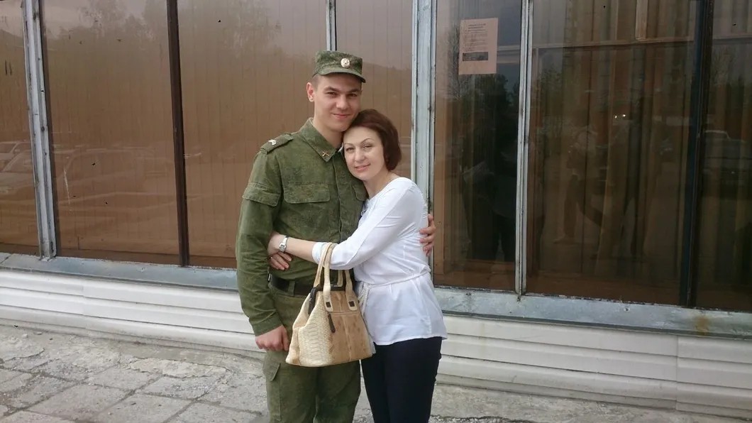 Дмитрий Пчелинцев с мамой. Фото из семейного архива