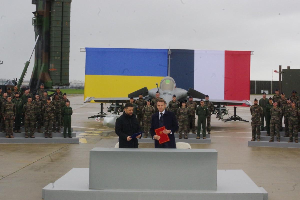 Президенты Зеленский и Макрон на авиабазе Виллакубле, 17 ноября. Фото: Юрий Сафронов / «Новая газета»