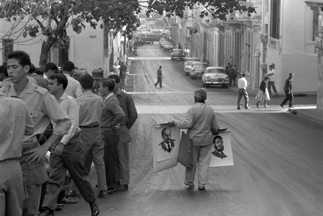 Фото из проекта « ЛЕЦ. ХХ ВЕК ». Куба. После митинга в Университете Гаваны. 1963 г. Продавец портретов. Автор: Rene Burri / Magnum Photos