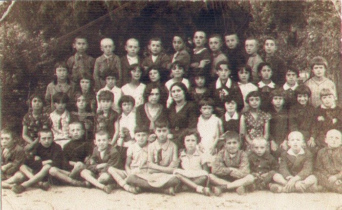 Группа еврейских детей с учителями, Едвабне, 1938 год. Фото: Википедия