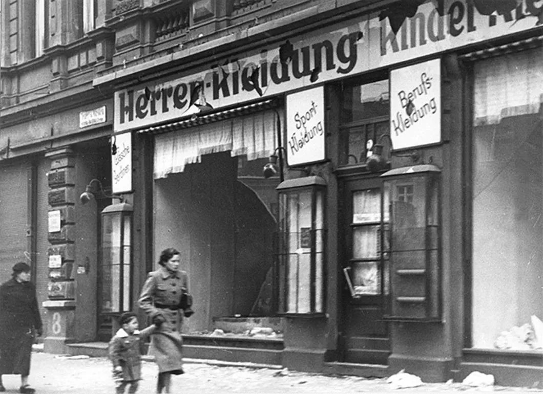 Утро после «Хрустальной ночи» в Берлине. Фото: Friedrich, H., German Federal Archive