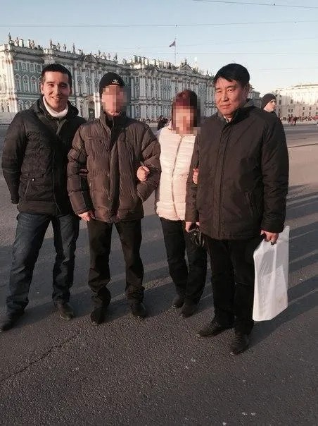 Бекзат Мукашев с родственниками. Крайний справа — отец Бекболат. Фото: соцсети