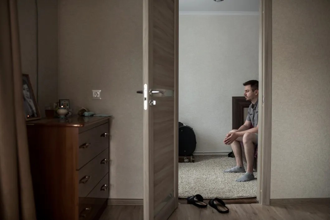 Михаил у себя дома в спальне. Фото: Алина Десятниченко, для «Новой газеты»