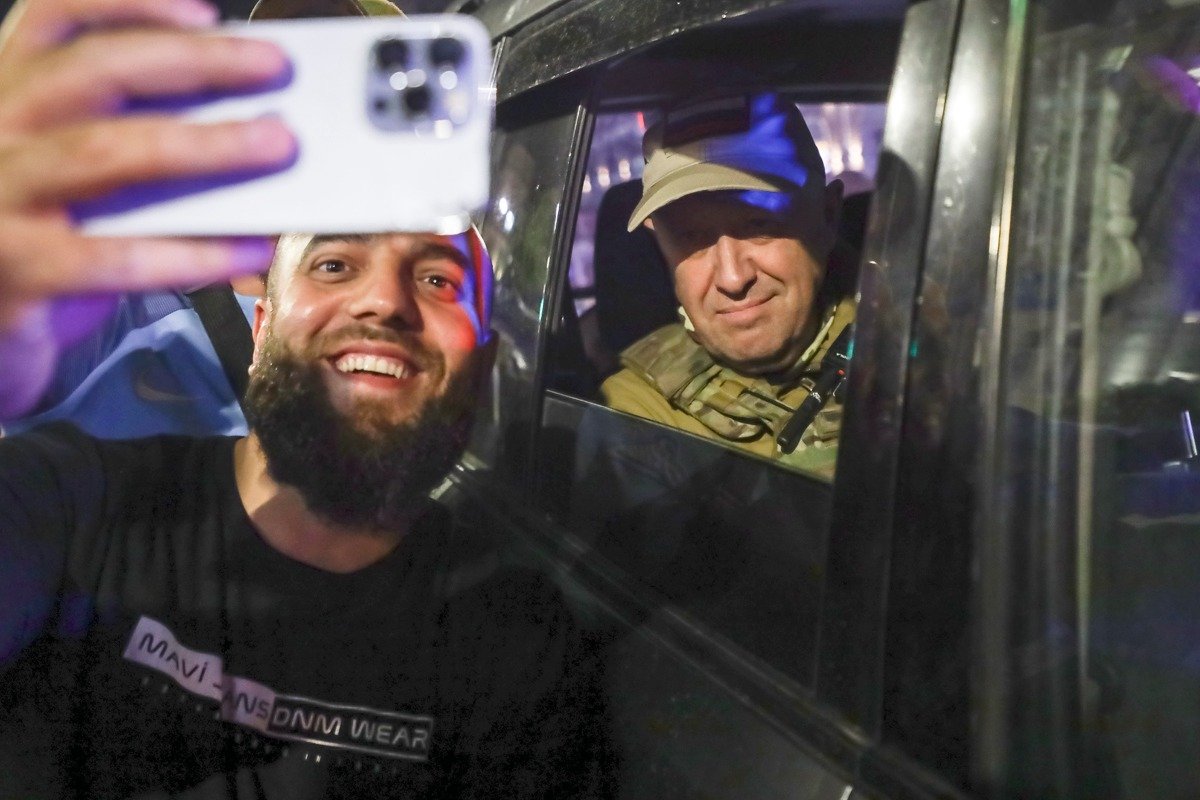 Евгений Пригожин после объявления об уходе бойцов ЧВК «Вагнер» из города. Фото: AP / ТАСС