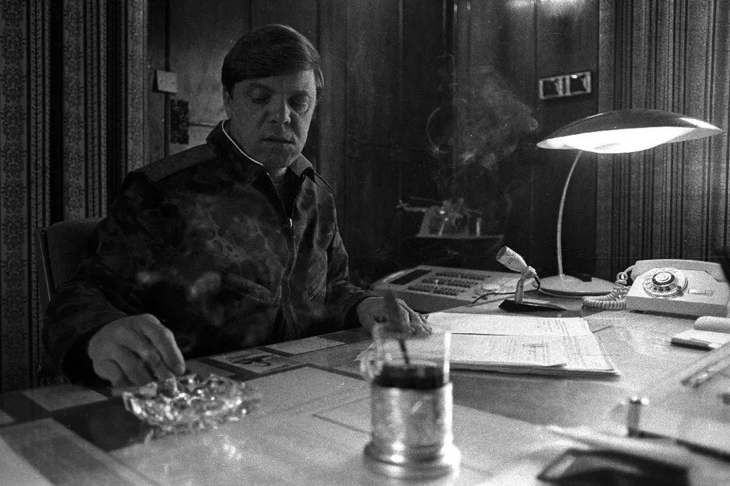 Борис Громов в кабинете. Фото: Виктор Хабаров