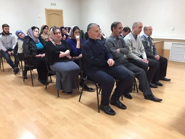 Арби Альтемиров на первом ряду слева незадолго до задержания.  Фото: rckii.ru