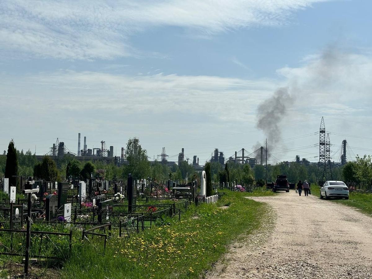 На НПЗ удобнее всего было смотреть с местного кладбища. Фото автора