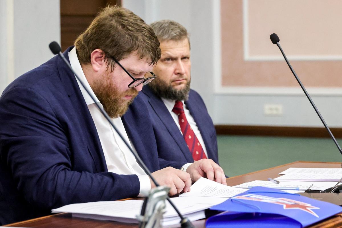 Юрист партии «Родина» Алексей Новоселов (слева) в зале судебного заседания Верховного суда РФ. Фото: Евгений Мессман / ТАСС